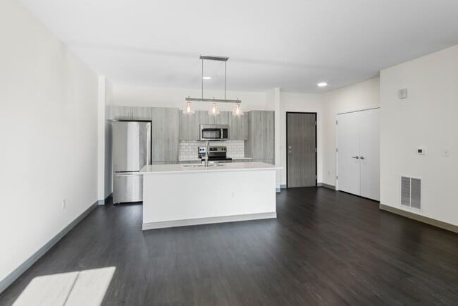 Building Photo - 2 bedroom in Milwaukee WI 53211