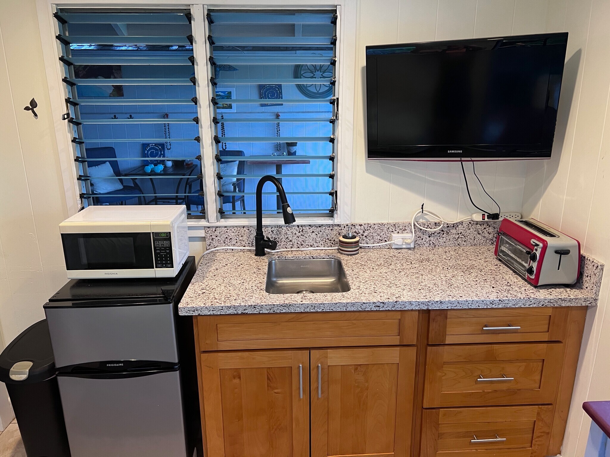 Building Photo - 324B Kalama St