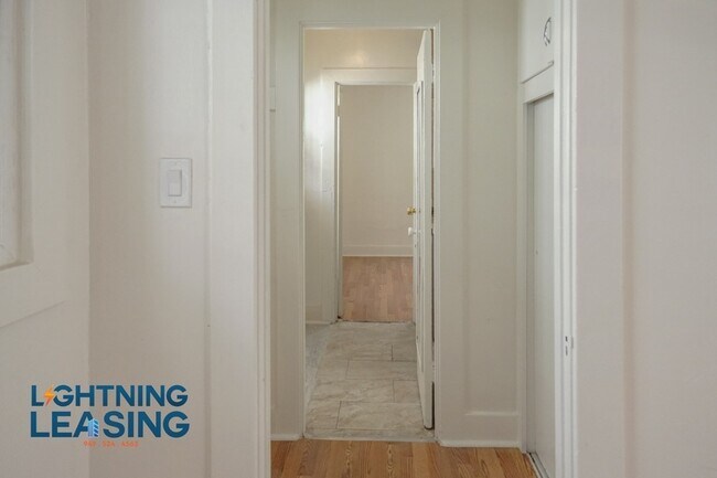 Building Photo - 1326 N Serrano Ave