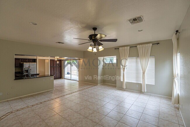 Building Photo - 883 E Powell Way