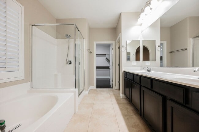 Building Photo - Single Story w/ duel primary suites gated ...
