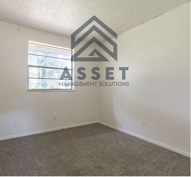 Building Photo - Cute 5 Bedroom House!