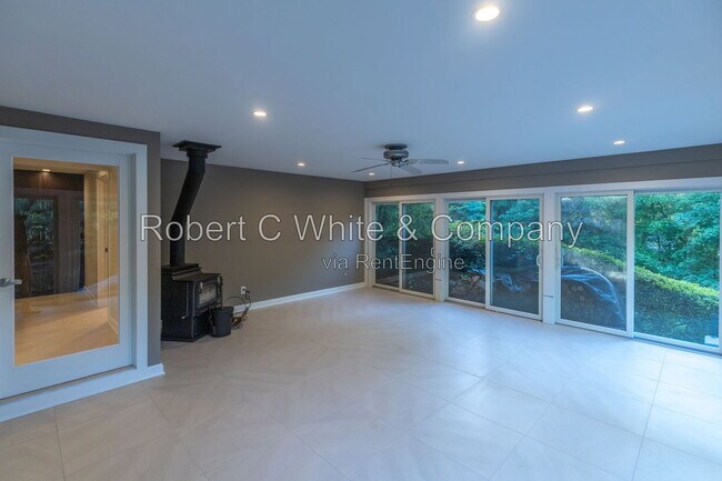 Building Photo - 16 Sunbrook Rd