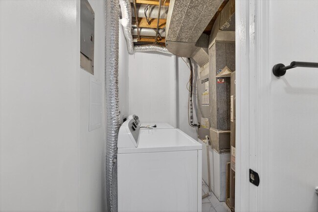 Building Photo - 599 E Graham Pl