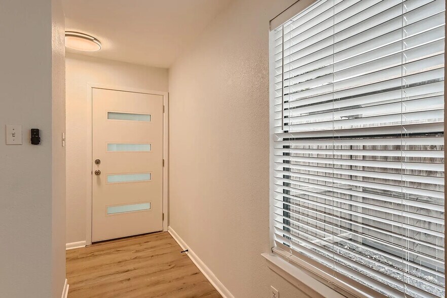 Building Photo - Room in Condo on Beauregard Cir