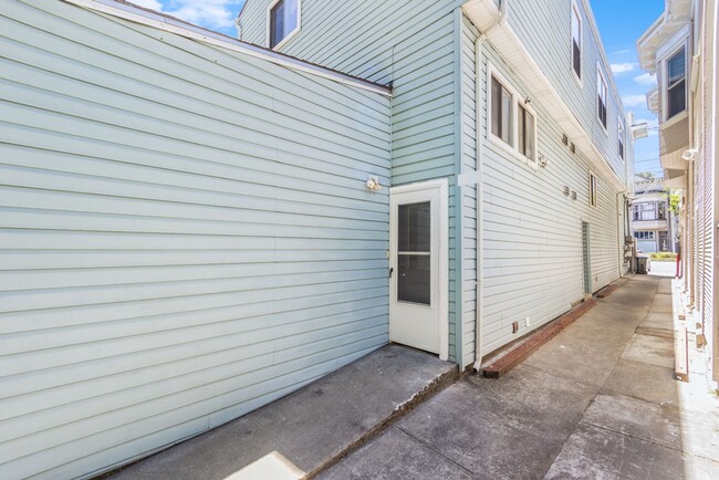 Building Photo - 1211 Lincoln Ave