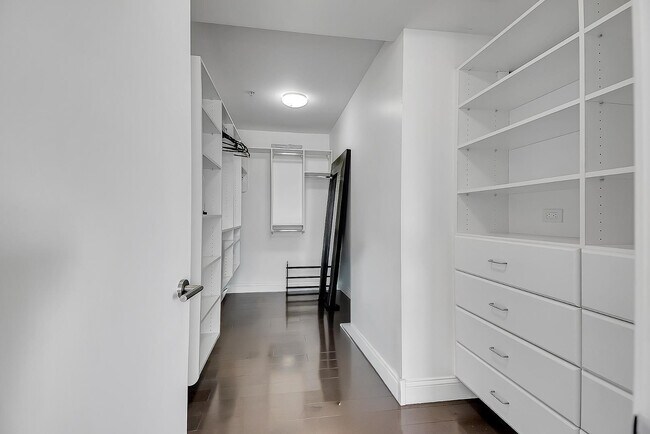 Building Photo - 7127 E Rancho Vista Dr