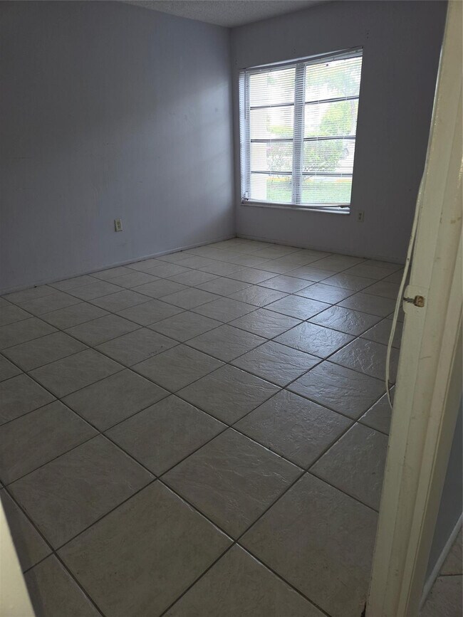 Building Photo - 4158 Inverrary Dr