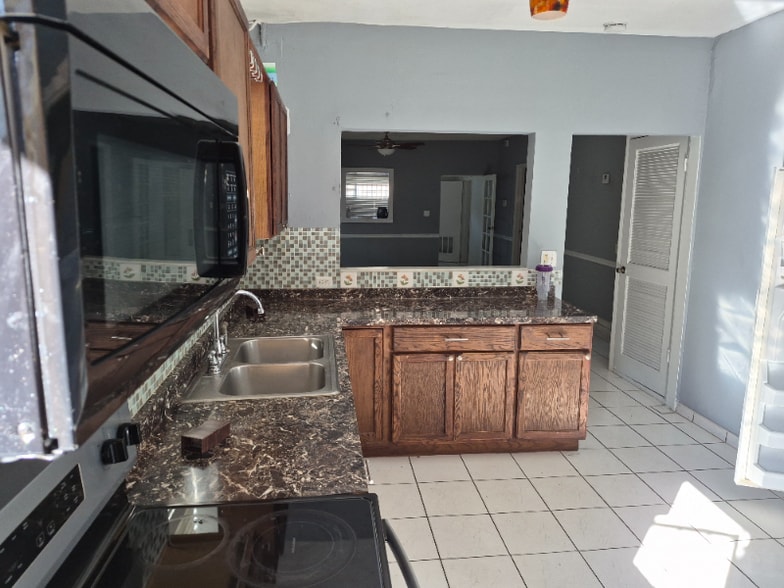 Building Photo - 1068 NW 31st St