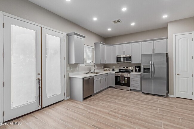 Building Photo - 1367 S Country Club Dr