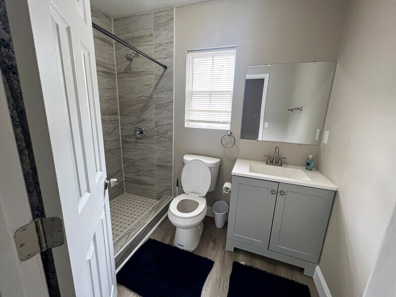 Building Photo - 704 Saint Clair St