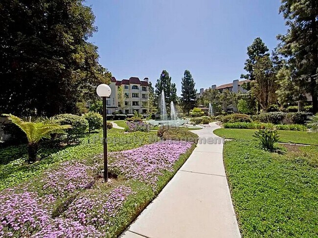Building Photo - Upgraded Top-Floor 2 bed/ 2 bath with Pool...