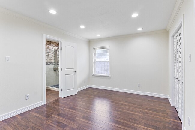 Building Photo - 1918 Crestdale Dr