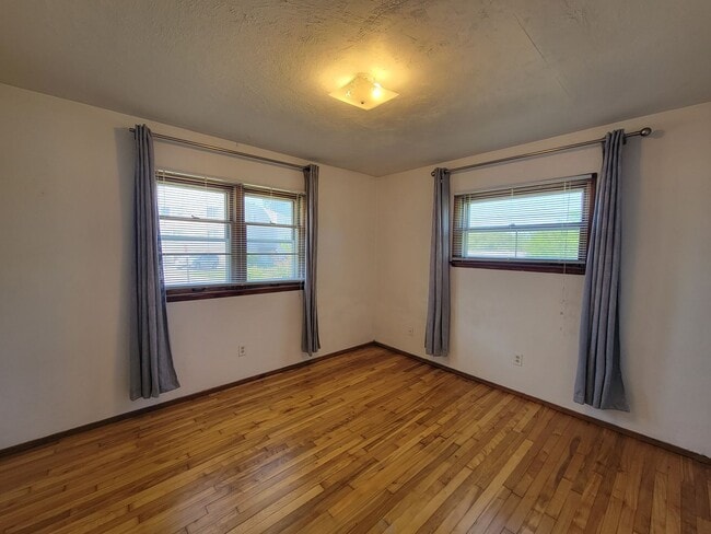 Building Photo - 2 Bedroom House