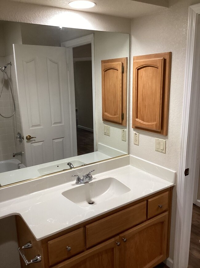 Building Photo - 3 Bedroom Home in Elk Grove