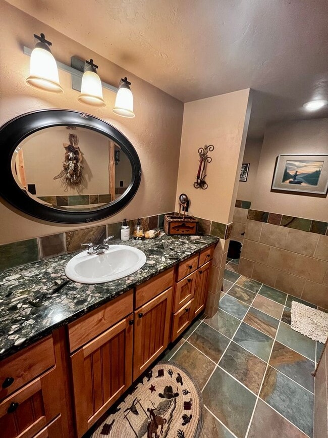 Building Photo - Fully Furnished Cabin Available - 10 Minut...