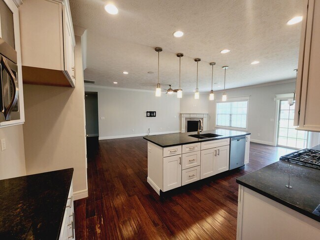 Building Photo - 5040 E Hedgerow Dr