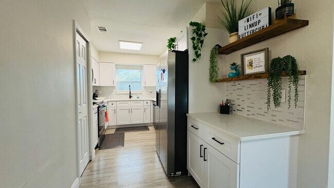 Building Photo - Spacious 4-bedroom 2-bathroom pool home