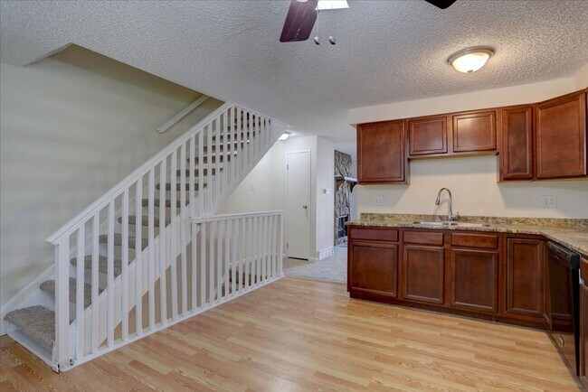Building Photo - 2+ bedrooms 2.5 bathrooms