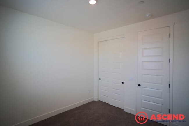 Building Photo - Southwest Home with Solar!