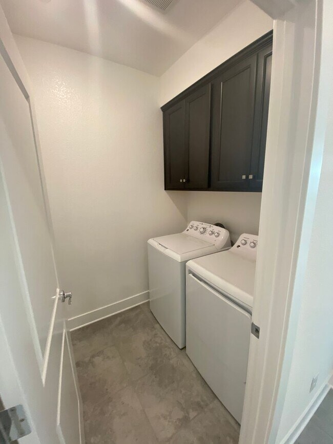 Building Photo - Single Story Home in Whitney Ranch with Ow...