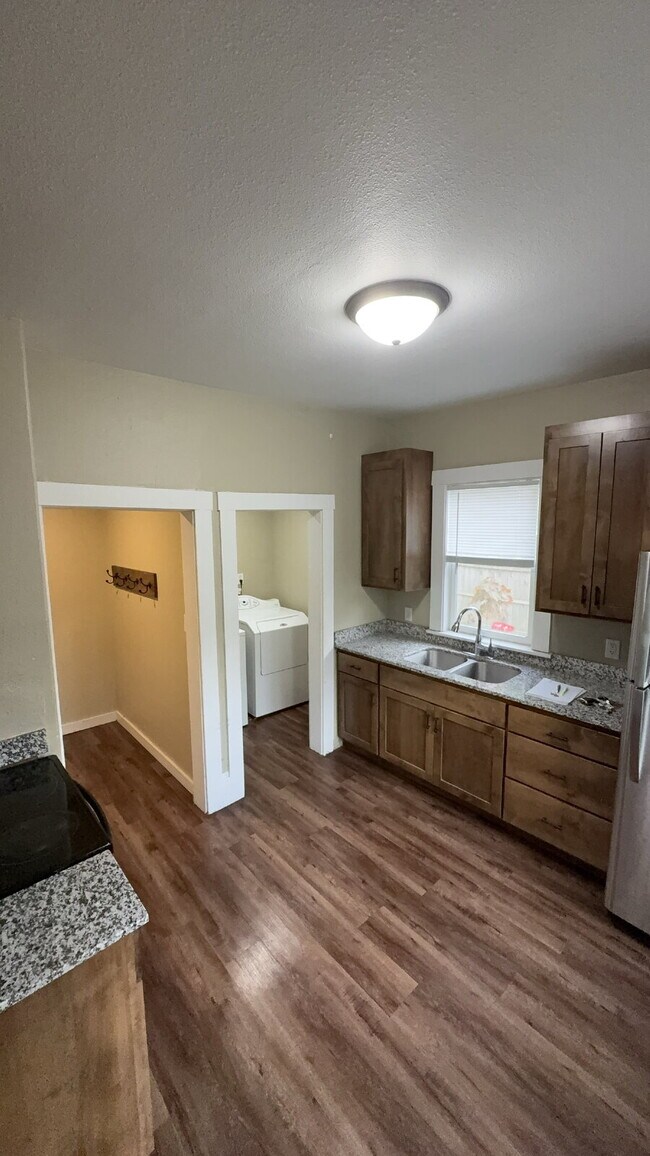 Building Photo - 3 bed 1 bath close to Water St. and UWEC! Available June 1st