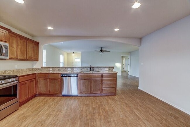 Building Photo - 3/2 Open And Bright Craftsman!