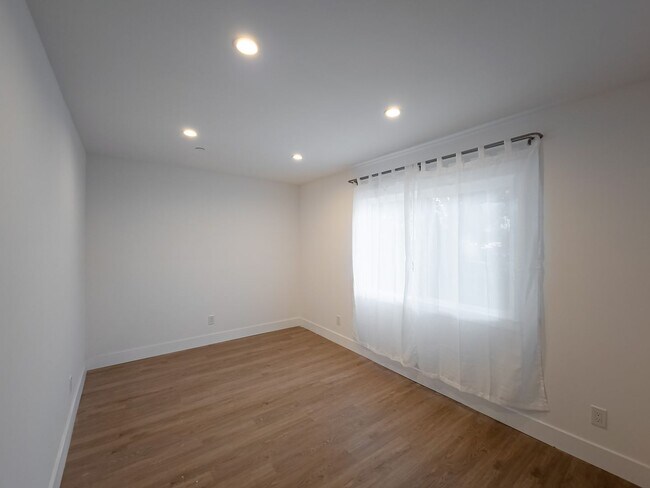 Building Photo - Newly Renovated 4BR Lamanda Park Units!
