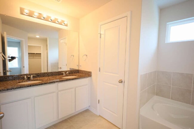 Building Photo - "Charming 4-Bed Sanctuary in San Antonio – 1702 Sq Ft of Comfortable Living!"