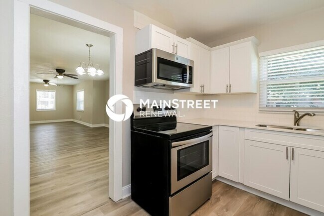 Building Photo - 4 Bedroom Pet-Friendly Home in WINTER HAVE...
