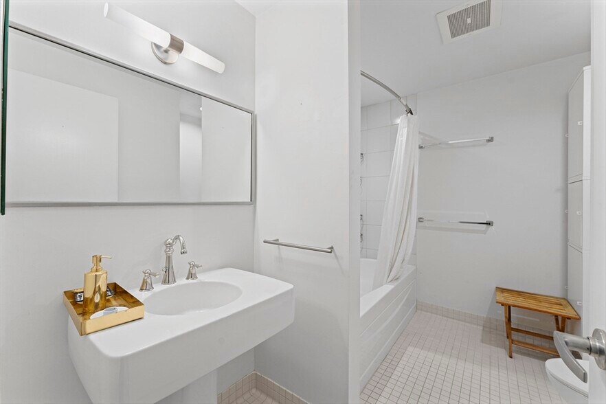 Building Photo - 88 Kingston St