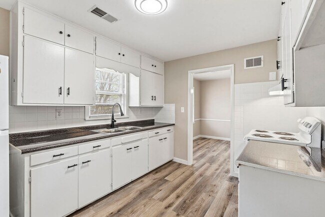 Building Photo - 3 bedroom 1 bath 1 car garage- newly renovated!