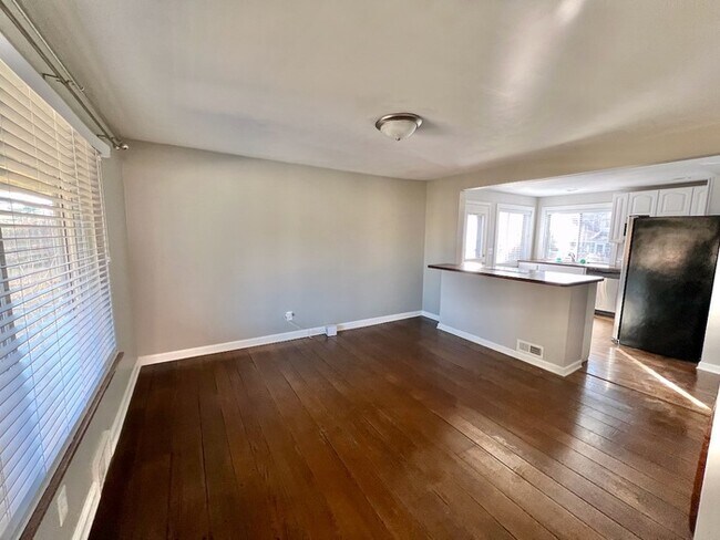 Building Photo - Immaculate large Kennedy Heights Home!