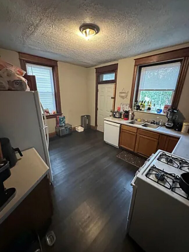 Building Photo - 2345 Victor St