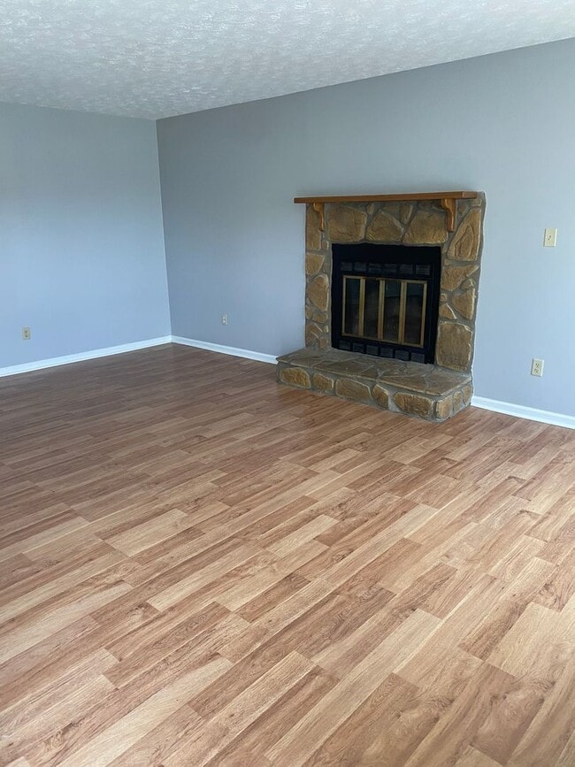 Building Photo - COMING SOON! Attractive 3 BR, 2 Bath Home! Attached Garage, Fenced Backyard, Pets Ok!