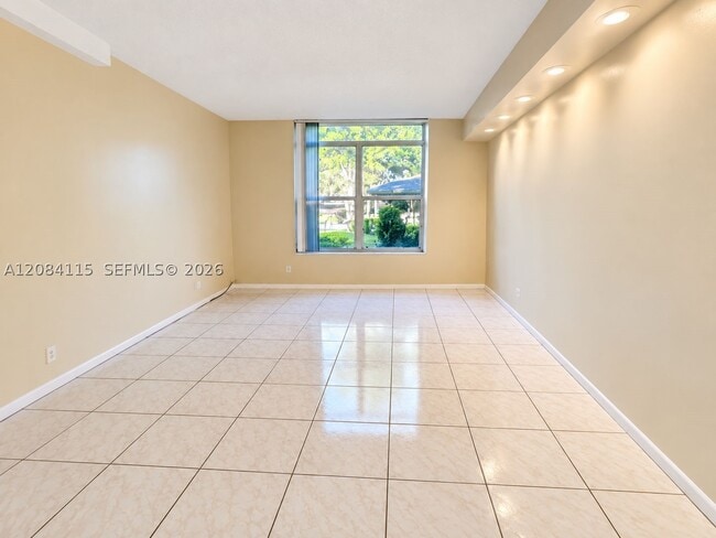 Building Photo - 3720 Inverrary Dr