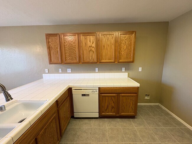 Building Photo - Lovely NW Visalia Home Near Shopping Centers Available Now!