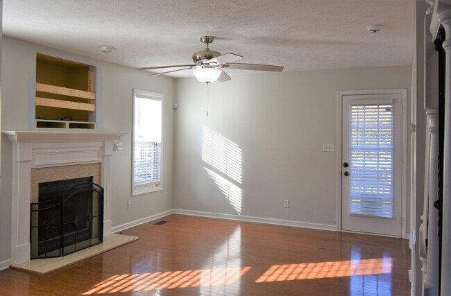Building Photo - 3 Bedroom 2 Bath with Bonus Rooom