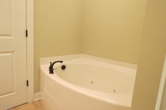 Building Photo - 1805 Fox Den Way