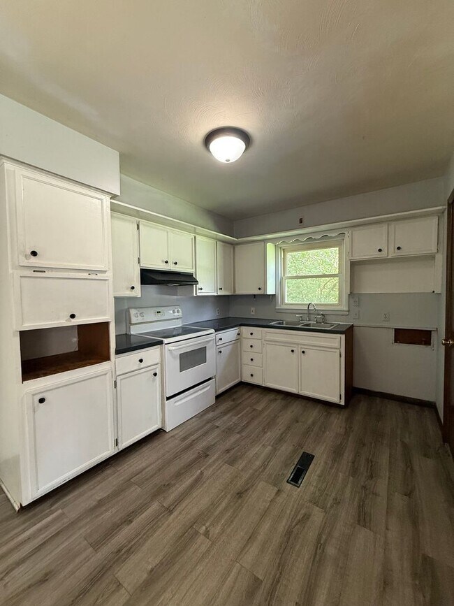 Building Photo - Cute 2 Bedroom 1 Bath with bonus room!