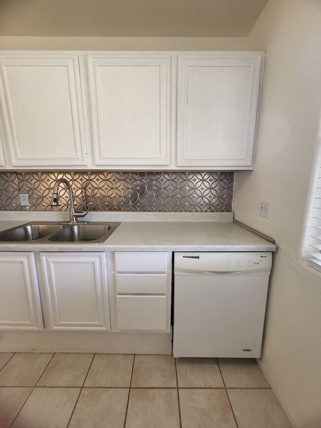 Building Photo - ZILONIS TOWNHOME II - Bourbon Street