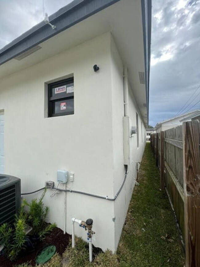 Building Photo - 227 N E St