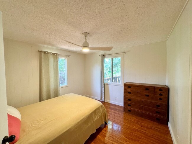 Building Photo - Optimal Location in the Heart of Paia Town...