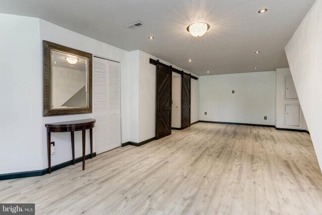 Building Photo - 9197 Carriage House Ln