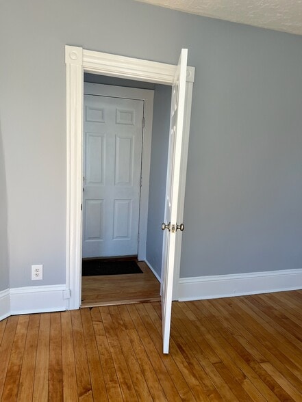 2 DOOR TO UNIT - 28 Paine St