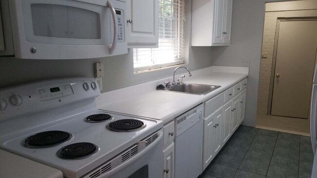 Building Photo - 2404 Hiawassee Rd