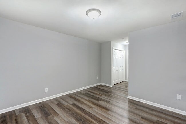 Building Photo - Large 3BR/2BA East Savannah House For Rent