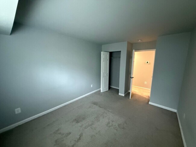 Building Photo - Renovated Condo in Quiet Community on 1st ...