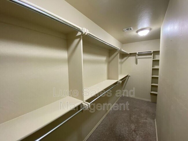 Building Photo - 640 E Linden Ln