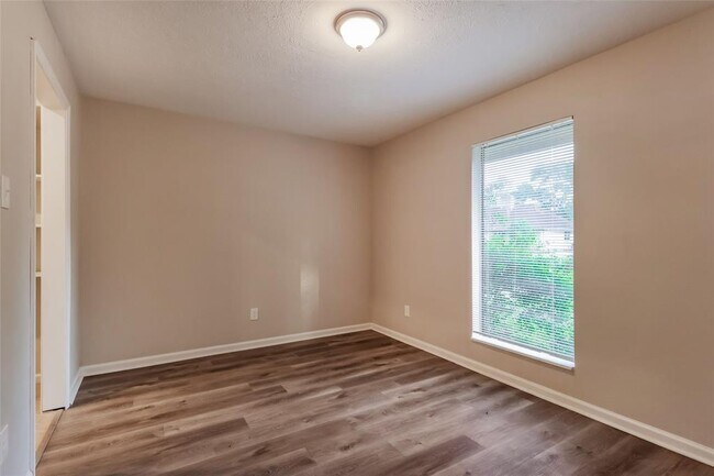 Building Photo - 3810 Birch Villa Dr